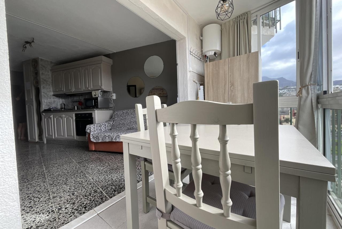 Apartamento con Vistas al Mar en Playa de las Américas – Piscina y Ubicación Ideal