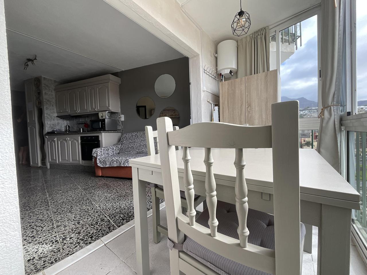 Apartamento con Vistas al Mar en Playa de las Américas – Piscina y Ubicación Ideal