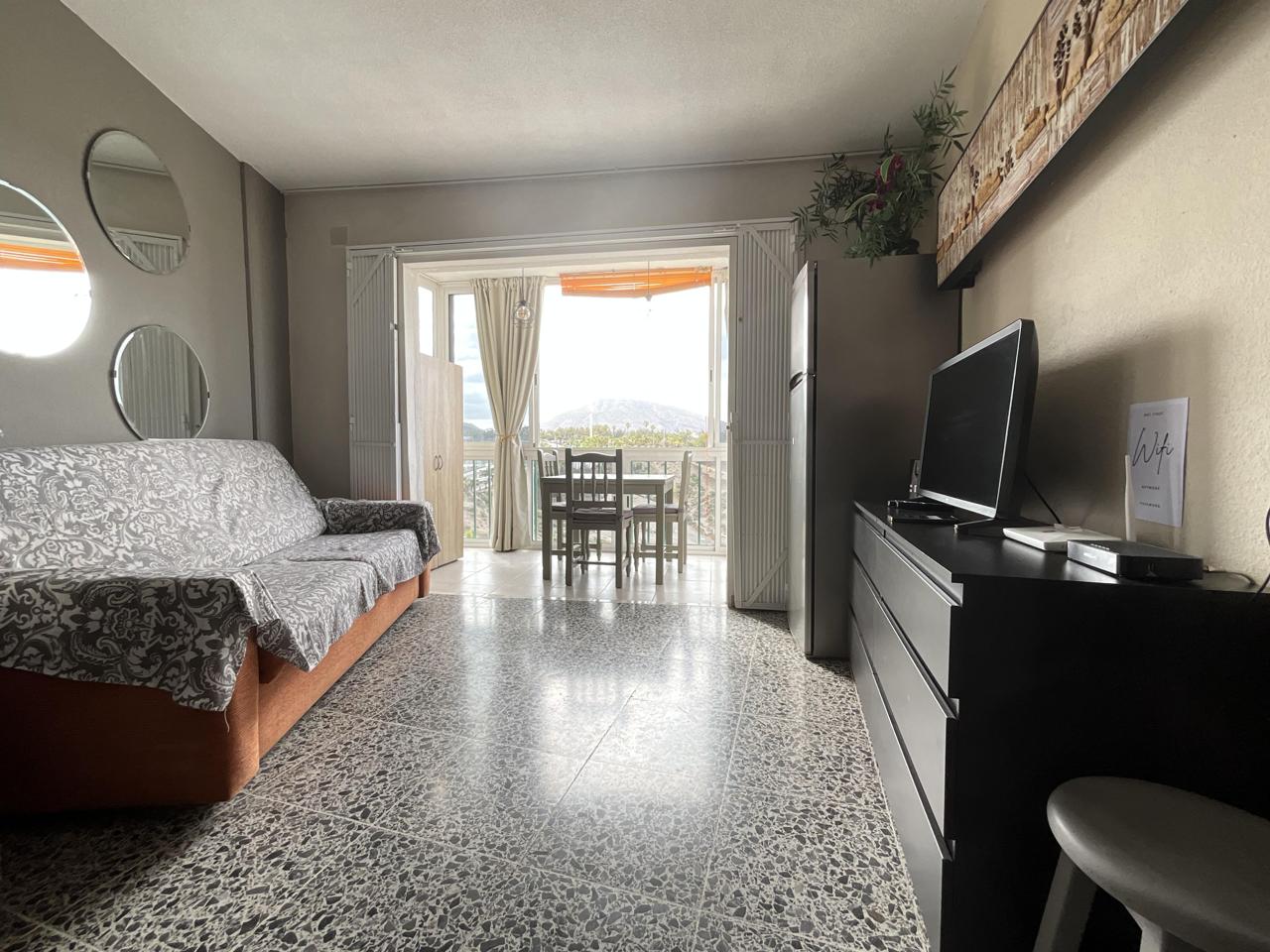Apartamento con Vistas al Mar en Playa de las Américas – Piscina y Ubicación Ideal