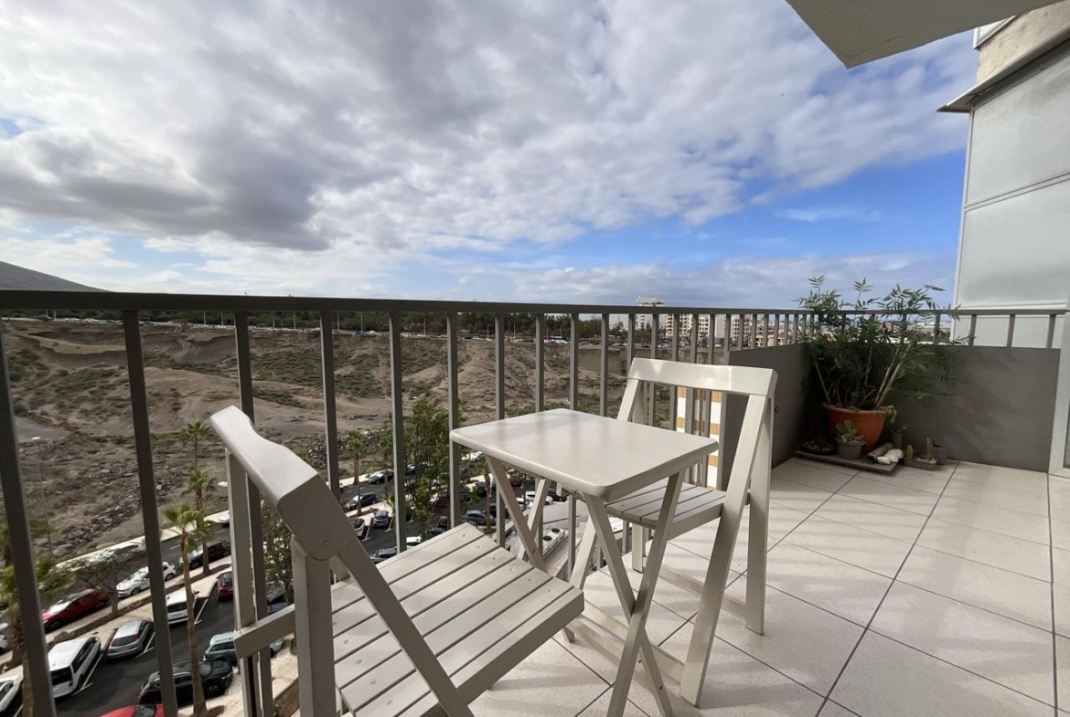 Apartamento con Vistas al Mar en Playa de las Américas – Piscina y Ubicación Ideal