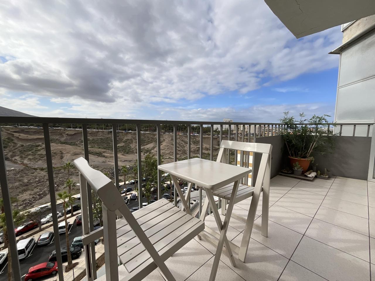 Apartamento con Vistas al Mar en Playa de las Américas – Piscina y Ubicación Ideal