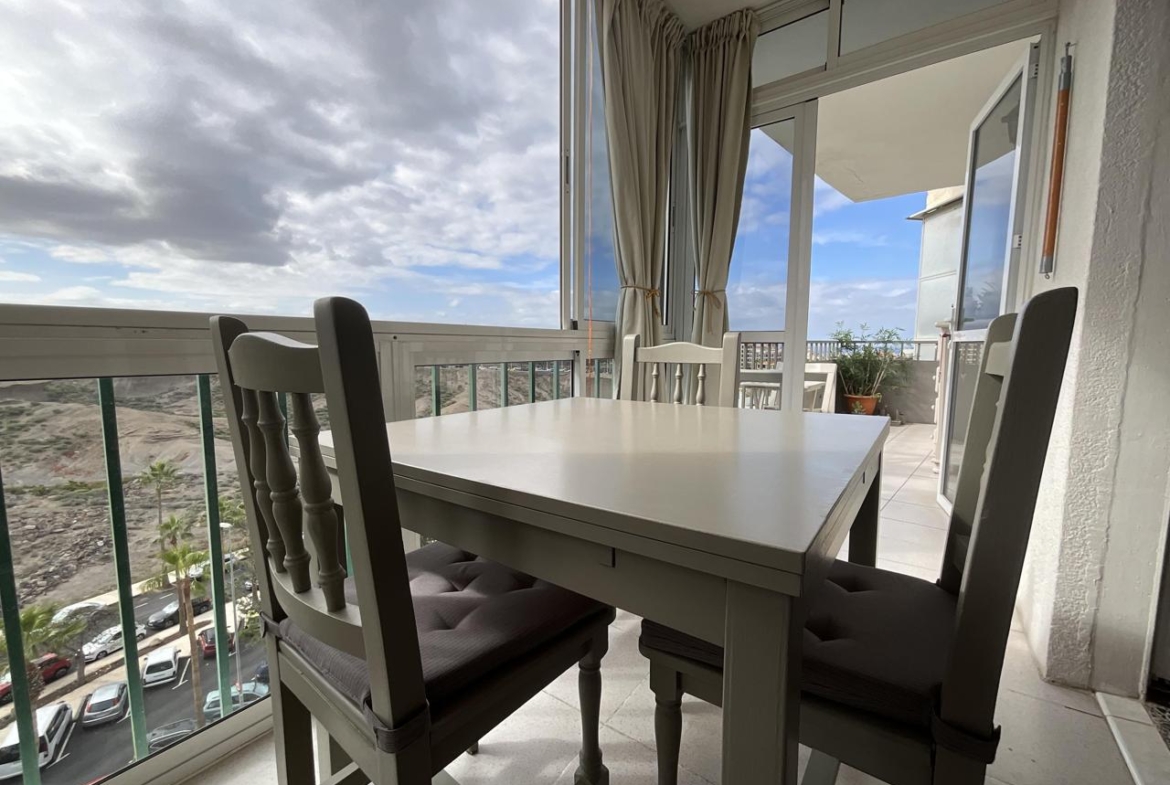 Apartamento con Vistas al Mar en Playa de las Américas – Piscina y Ubicación Ideal