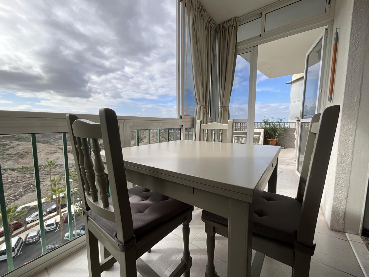 Apartamento con Vistas al Mar en Playa de las Américas – Piscina y Ubicación Ideal