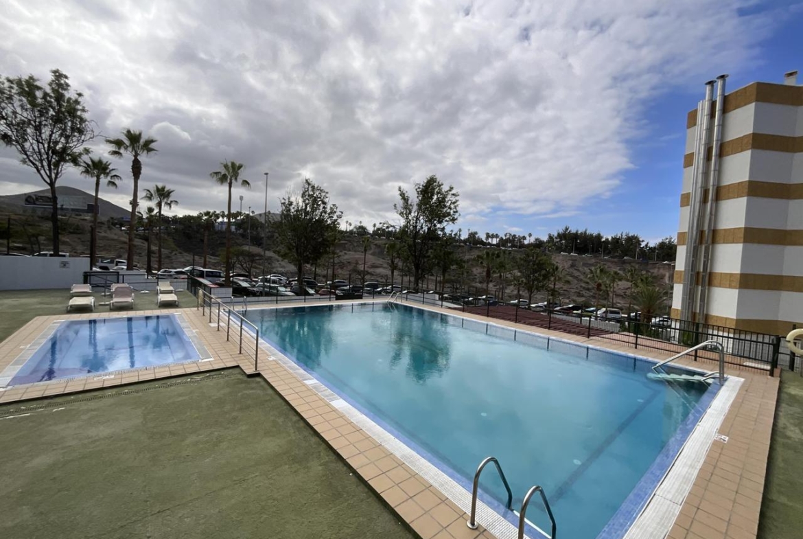 Apartamento con Vistas al Mar en Playa de las Américas – Piscina y Ubicación Ideal
