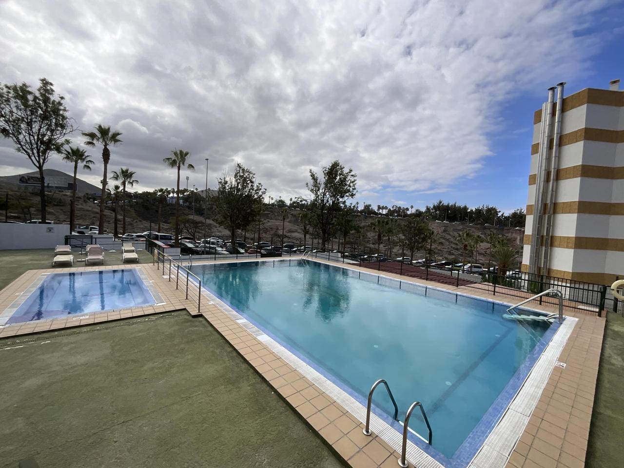 Apartamento con Vistas al Mar en Playa de las Américas – Piscina y Ubicación Ideal